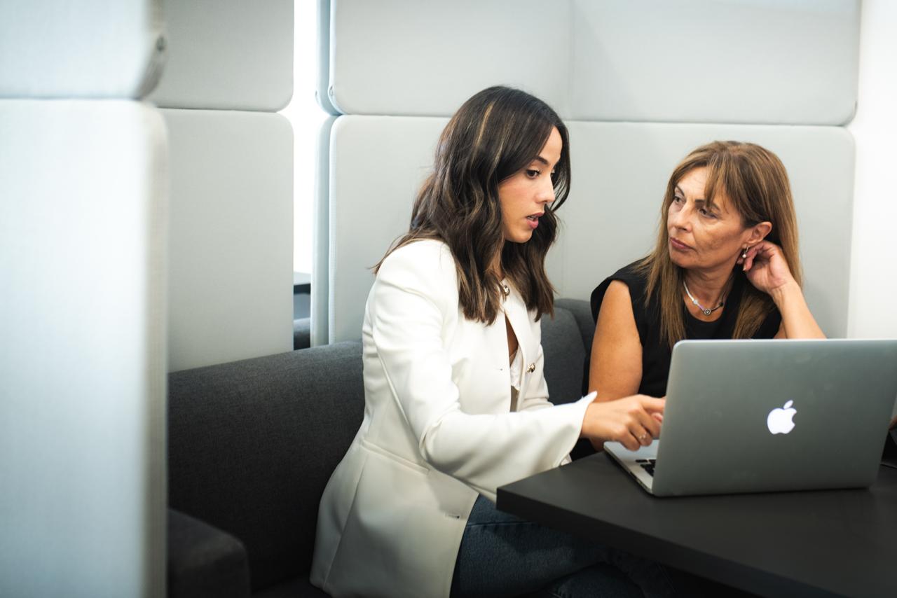 Equipo trabajando en estrategia de captación con Mac